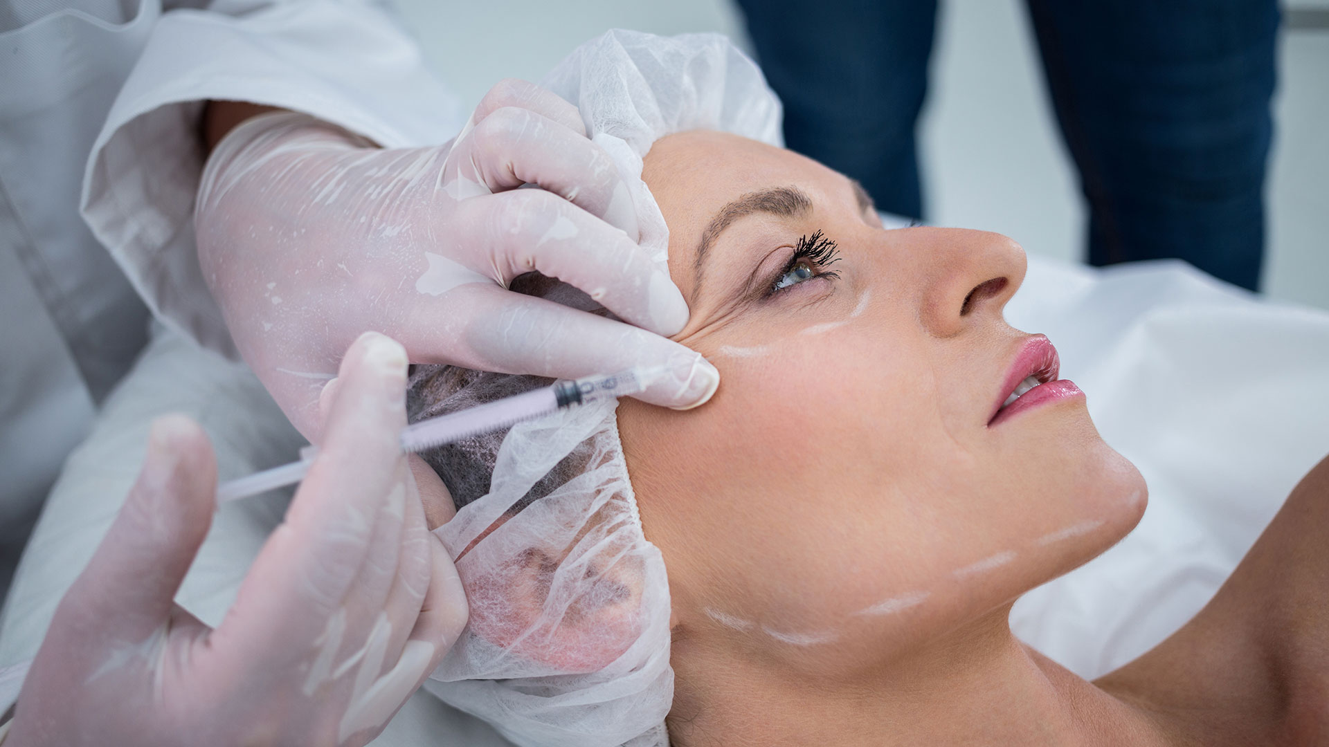 Dermatolog mu Estetisyen mi? Cilt Problemlerinde Kime Gitmelisiniz?