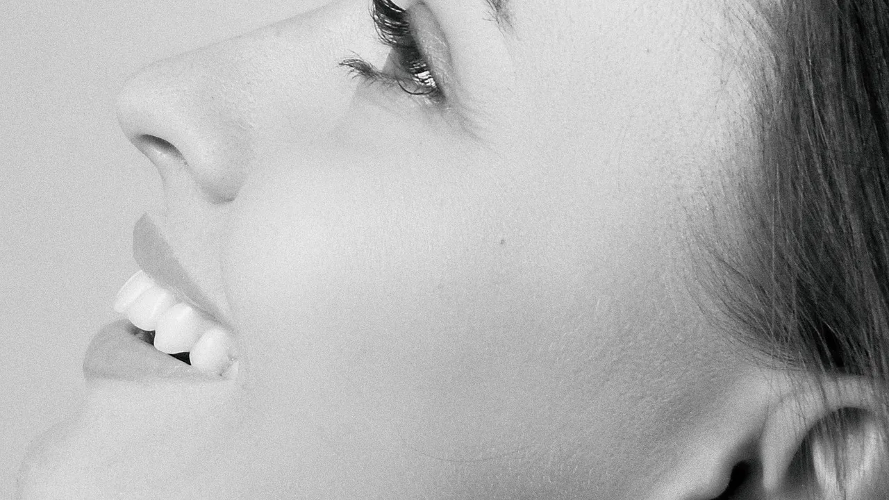 Gummy Smile Botoksu Nedir? Diş Eti Gülüşü İçin Detaylı Rehber | Doç. Dr. Hüray Hügül